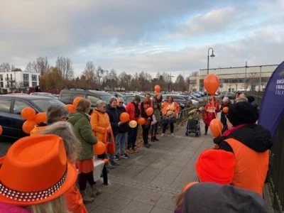 Foto des Albums: Einweihung der orangefarbenen Bank: Ein starkes Zeichen gegen Gewalt an Frauen und Mädchen