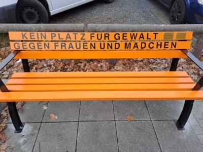 Foto des Albums: Einweihung der orangefarbenen Bank: Ein starkes Zeichen gegen Gewalt an Frauen und Mädchen