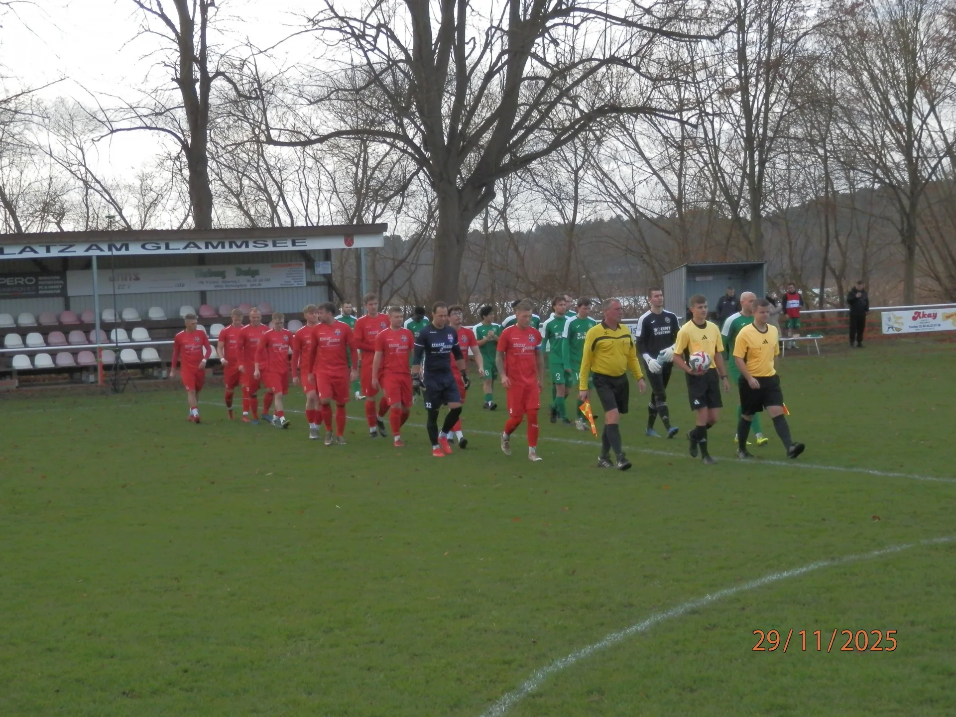 Bild: Auflaufen zum letzten Saisonheimspiel Warin gegen Güstrow II.
