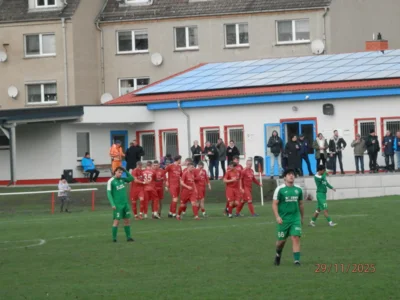 Erster Torjubel der ,,Roten" nach der fr&uuml;hen F&uuml;hrung durch Hannes Brandenburg (3.v.l.) schon nach vier Spielminuten. 