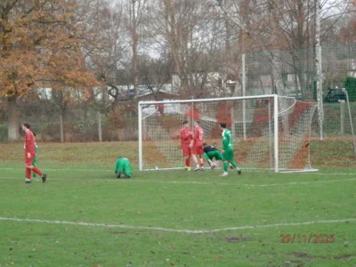 Erneut lag der Ball im gegnerischen Tor, gerade hatte Jonas Bohnes ( Nr.17), hier von Jan Koppenhagen zum Treffer begl&uuml;ckw&uuml;nscht, zum 4:1 getroffen. 