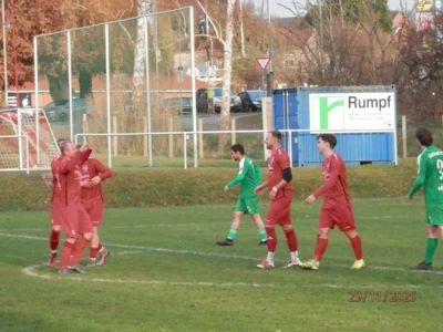 Torfreude bei Einwechsler Tim Linst&auml;dt (2.v.r) und seinen Mitspielern, der gerade mit seinem ersten Saisontor zum 6:1 traf. 