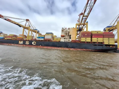 An den Containerschiffen vorbei  (Bild vergr&ouml;&szlig;ern)