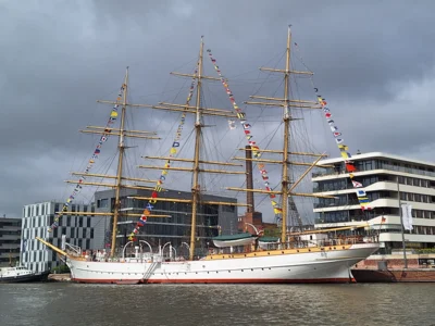 zur&uuml;ck im Hafen von Bremerhaven  (Bild vergr&ouml;&szlig;ern)