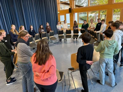 Die Klasse 7a beim St&uuml;hle kippen  (Bild vergr&ouml;&szlig;ern)