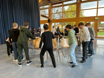 Die Klasse 7a beim St&uuml;hle kippen  (Bild vergr&ouml;&szlig;ern)