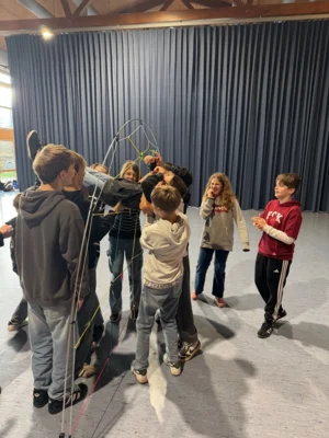Eine Gruppe der Klasse 7b meistert das Spinnennetz  (Bild vergr&ouml;&szlig;ern)
