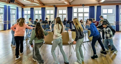 St&uuml;hle kippen der Klasse 7c  (Bild vergr&ouml;&szlig;ern)