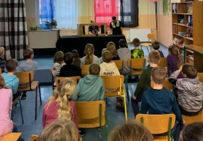 Gespannt verfolgen die Kinder das Puppenspiel  (Bild vergr&ouml;&szlig;ern)