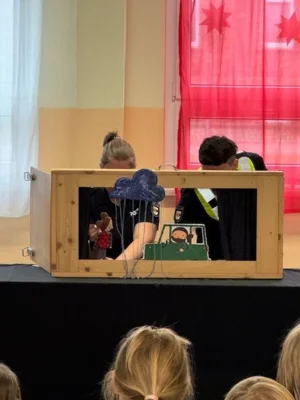 Puppenspiel   (Bild vergr&ouml;&szlig;ern)
