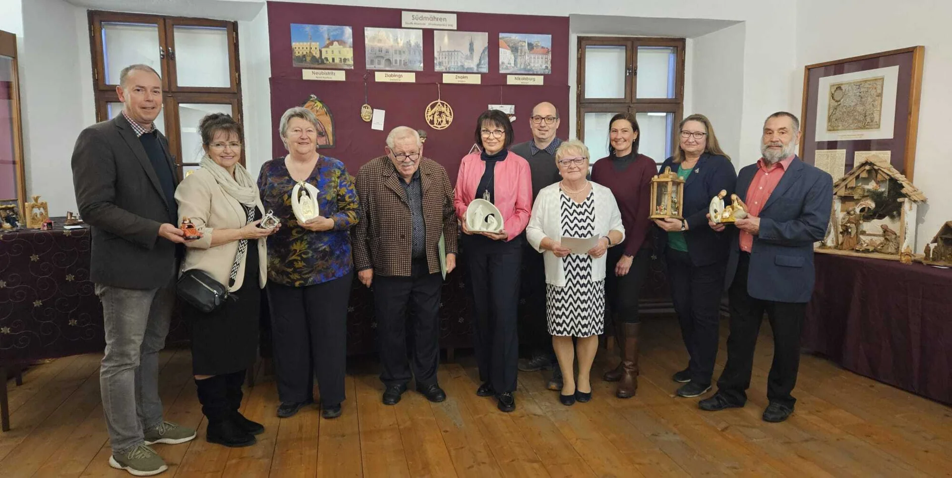 Bild: (v.l.n.r.): Stadtrat Christian Nikodym, Bürgermeisterin Hofrat Brigitte Ribisch, Obfrau Brigitta Appel, Walter Fittner, Hofrat Mag.Isabella Zins (führte durch das Programm), Vizebürgermeister Markus Thüringer, Theresia Jira, Stadträtin Heidi Schwungfeld-Fass, Christine und Franz Edlinger (von ihnen stammen die Krippen)