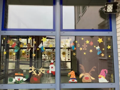 Foto des Albums: Adventsfenster mit Adventsbasar