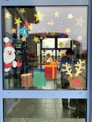 Foto des Albums: Adventsfenster mit Adventsbasar