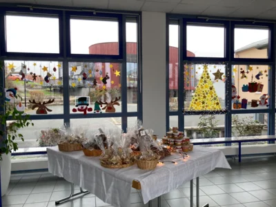 Foto des Albums: Adventsfenster mit Adventsbasar