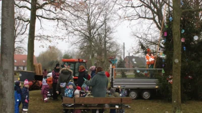 Foto des Albums: Weihnachtsbaum schmücken in Sülstorf 2025 (28.11.2025)