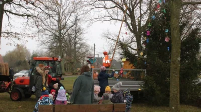 Foto des Albums: Weihnachtsbaum schmücken in Sülstorf 2025 (28.11.2025)