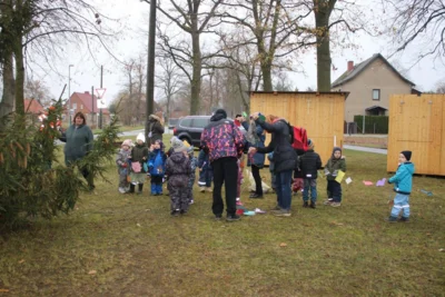 Foto des Albums: Weihnachtsbaum schmücken in Sülstorf 2025 (28.11.2025)
