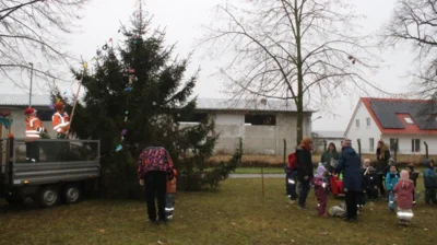 Foto des Albums: Weihnachtsbaum schmücken in Sülstorf 2025 (28.11.2025)
