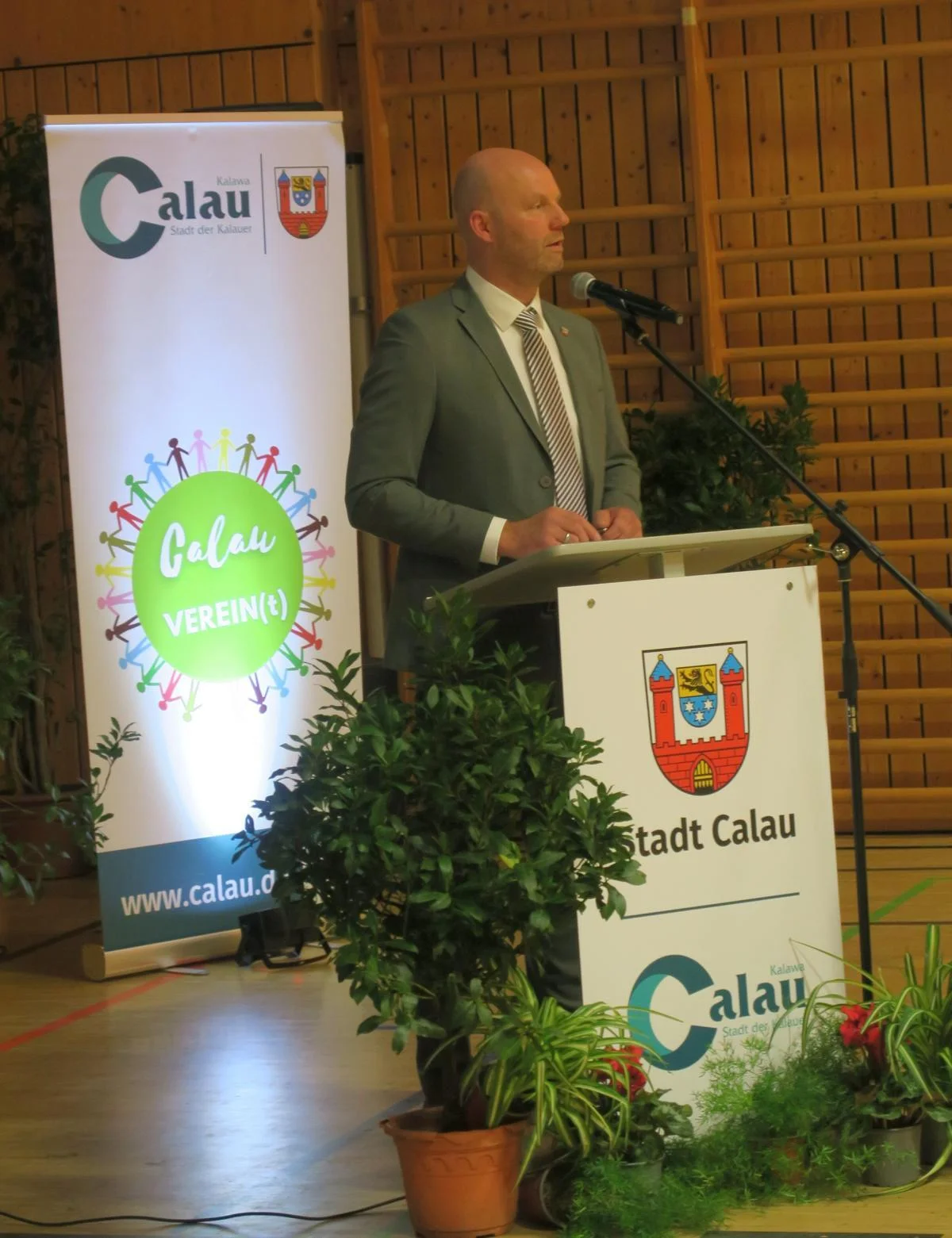 Bild: Bürgermeister Marco Babenz bei der Festrede für die Geehrten. Foto: Stadt Calau / Jan Hornhauer