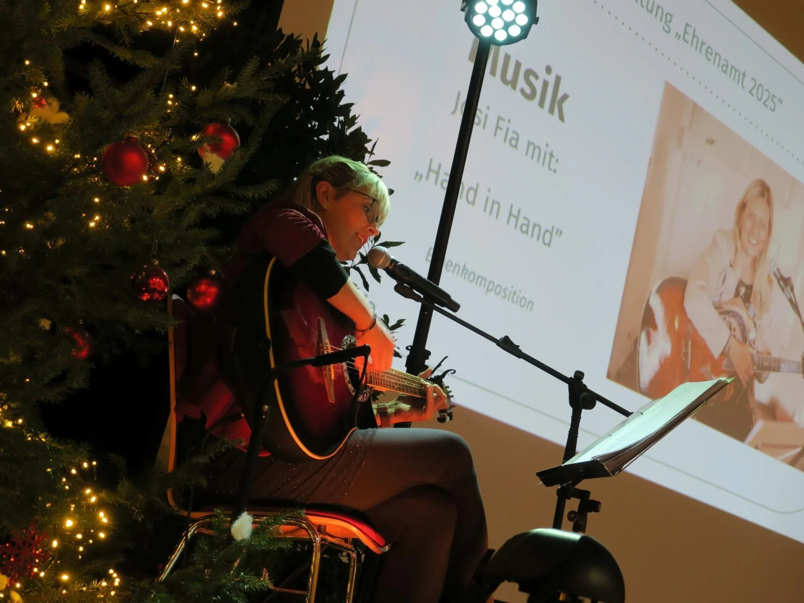 Bild: Musikerin Josi Fia präsentierte den eigens für die Verleihung der Ehrennadel geschriebenen Song