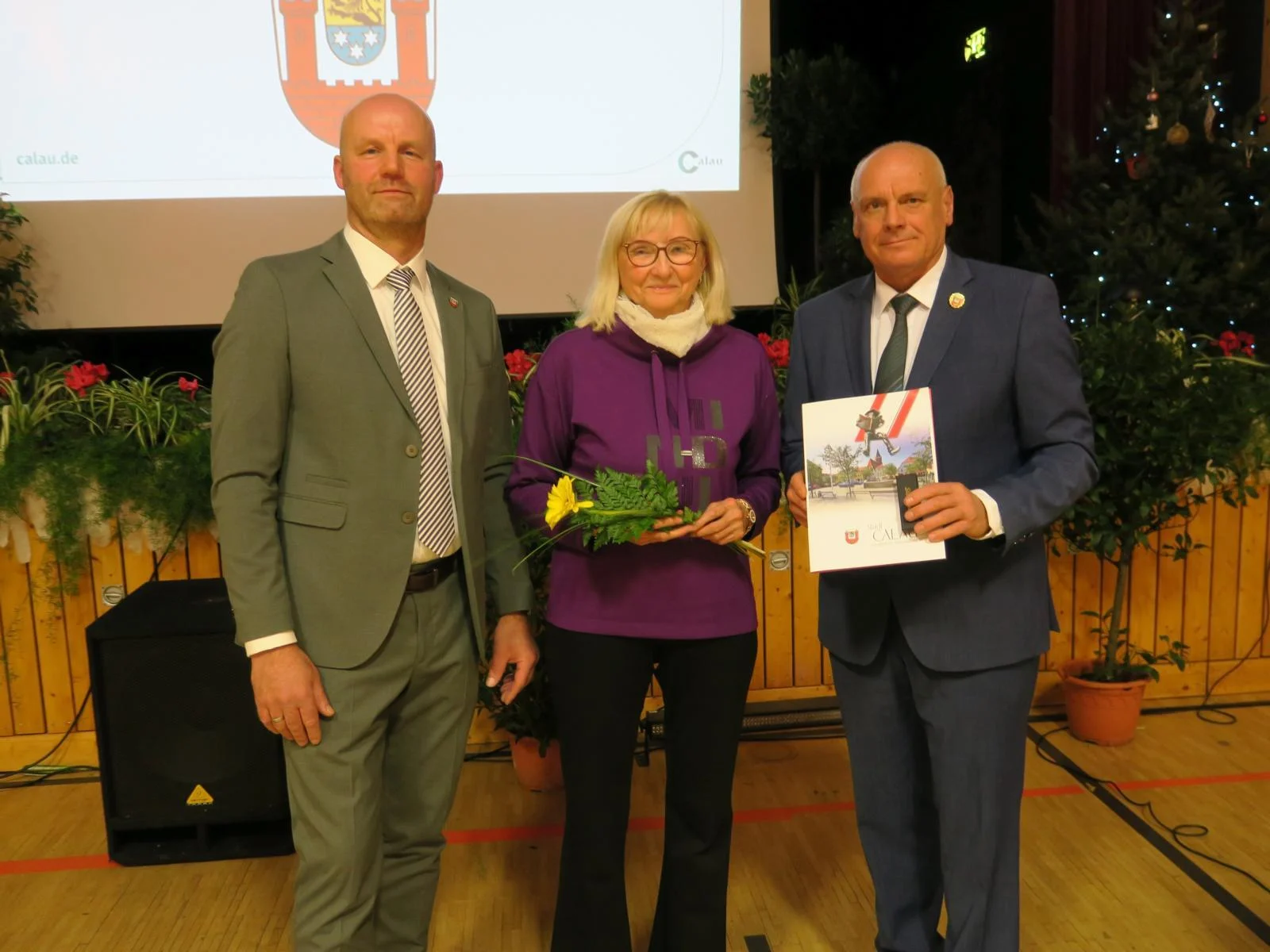 Bild: Ehrennadel in Bronze für Carola Kuba. Foto: Stadt Calau / Jan Hornhauer
