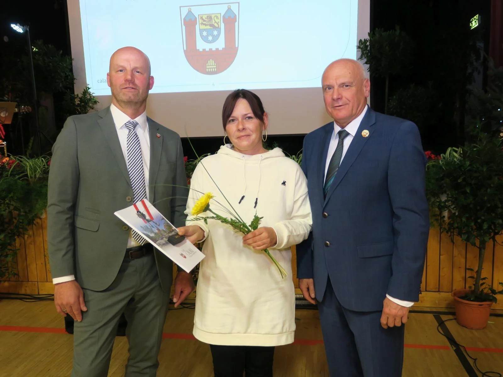 Bild: Ehrennadel in Bronze für Stefanie Kurz. Foto: Stadt Calau / Jan Hornhauer