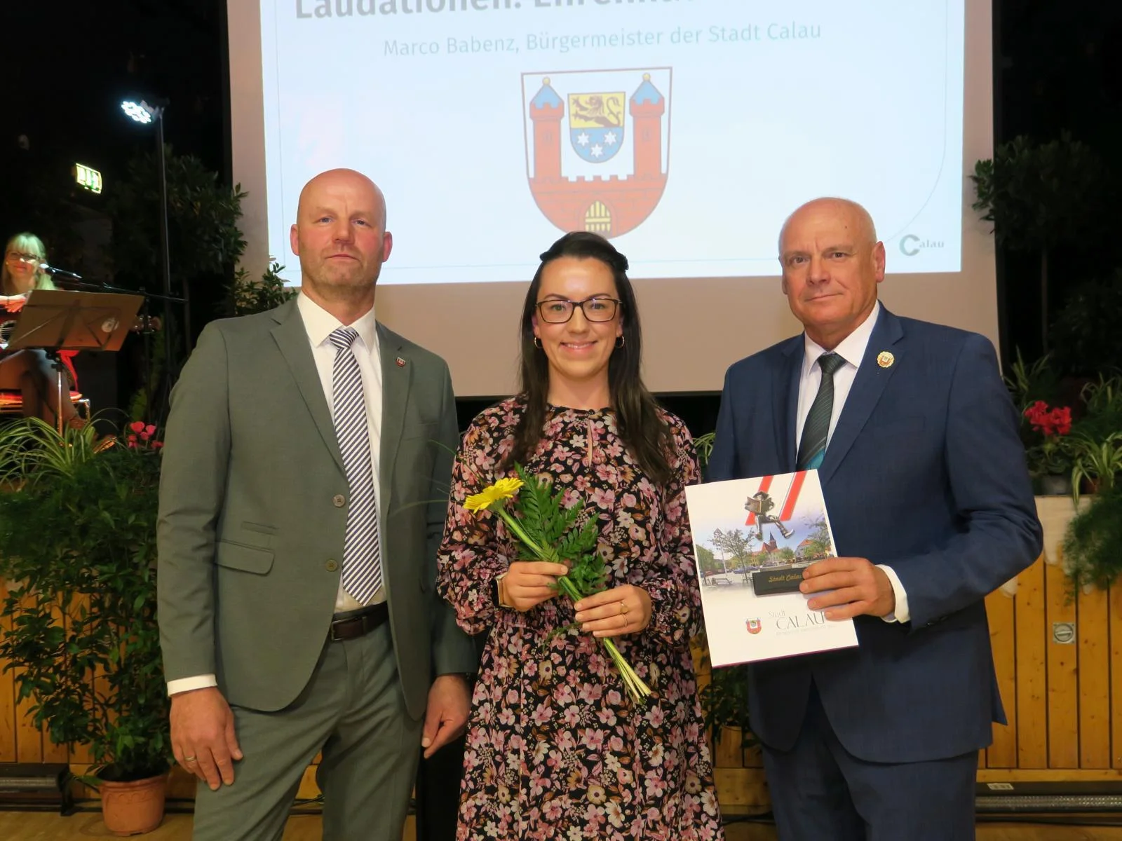 Bild: Ehrennadel in Bronze für Julia Gohlisch. Foto: Stadt Calau / Jan Hornhauer