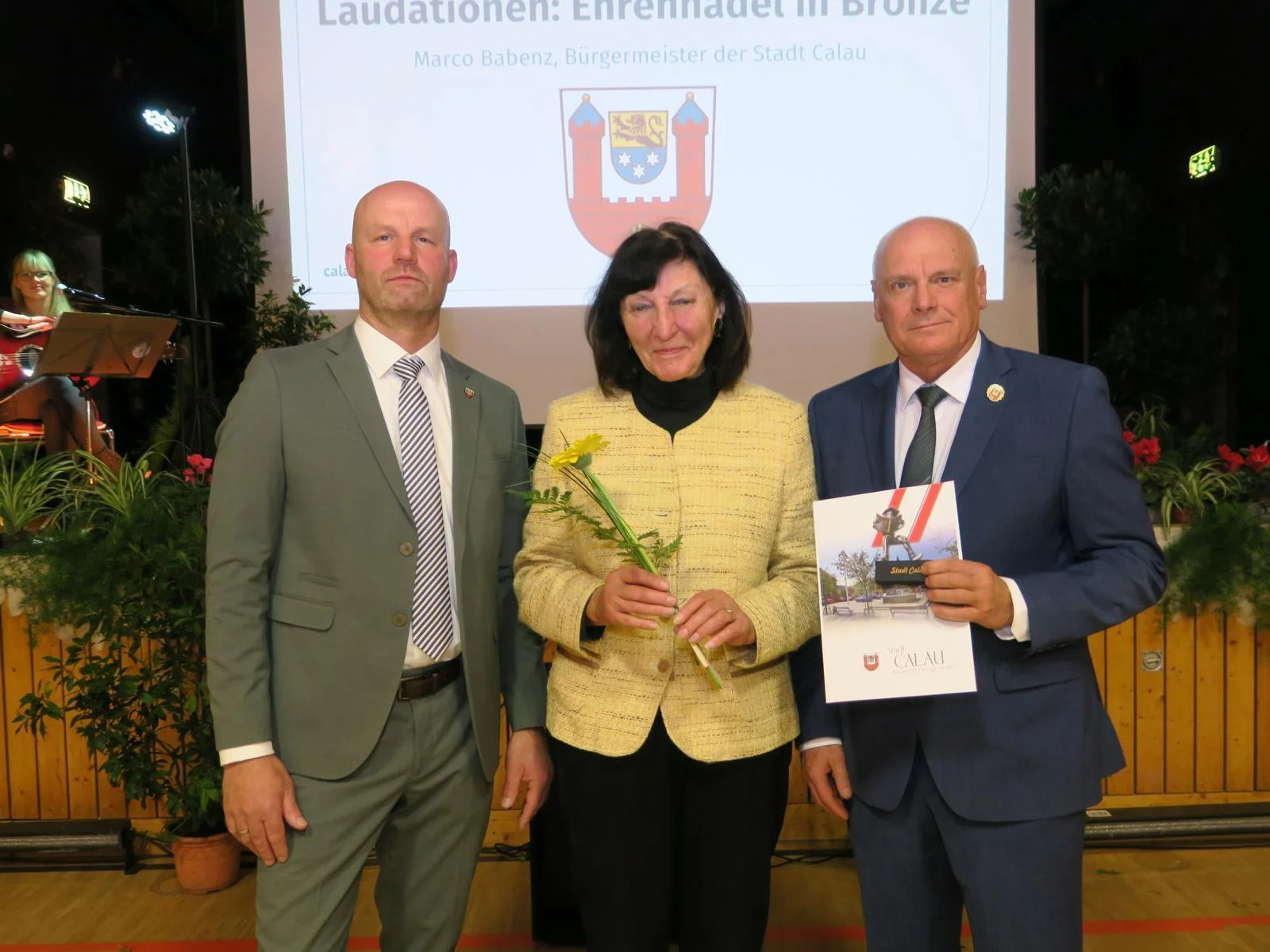 Bild: Ehrennadel in Bronze für Gisela Stepputtis. Foto: Stadt Calau / Jan Hornhauer