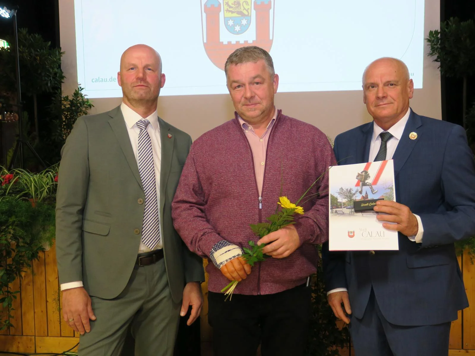 Bild: Ehrennadel in Bronze für Sven Giedow. Foto: Stadt Calau / Jan Hornhauer