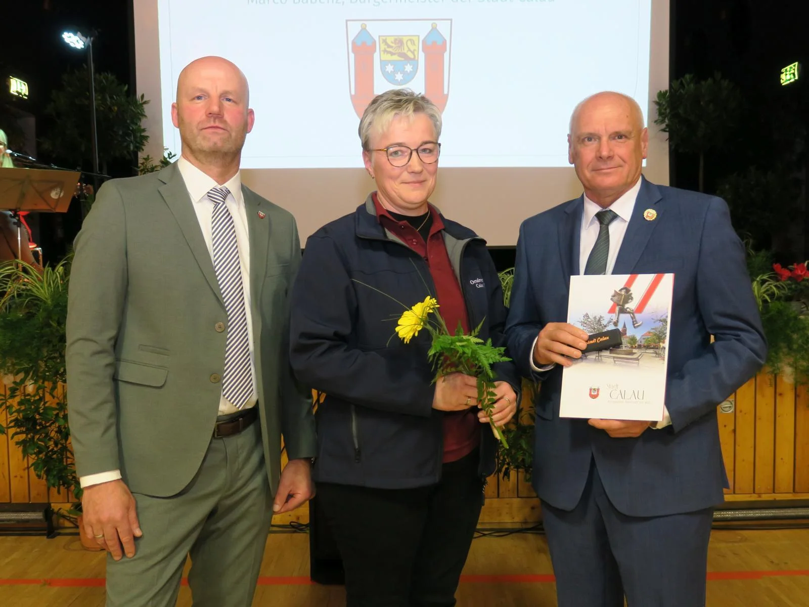 Bild: Ehrennadel in Silber für Daniela Buder. Foto: Stadt Calau / Jan Hornhauer