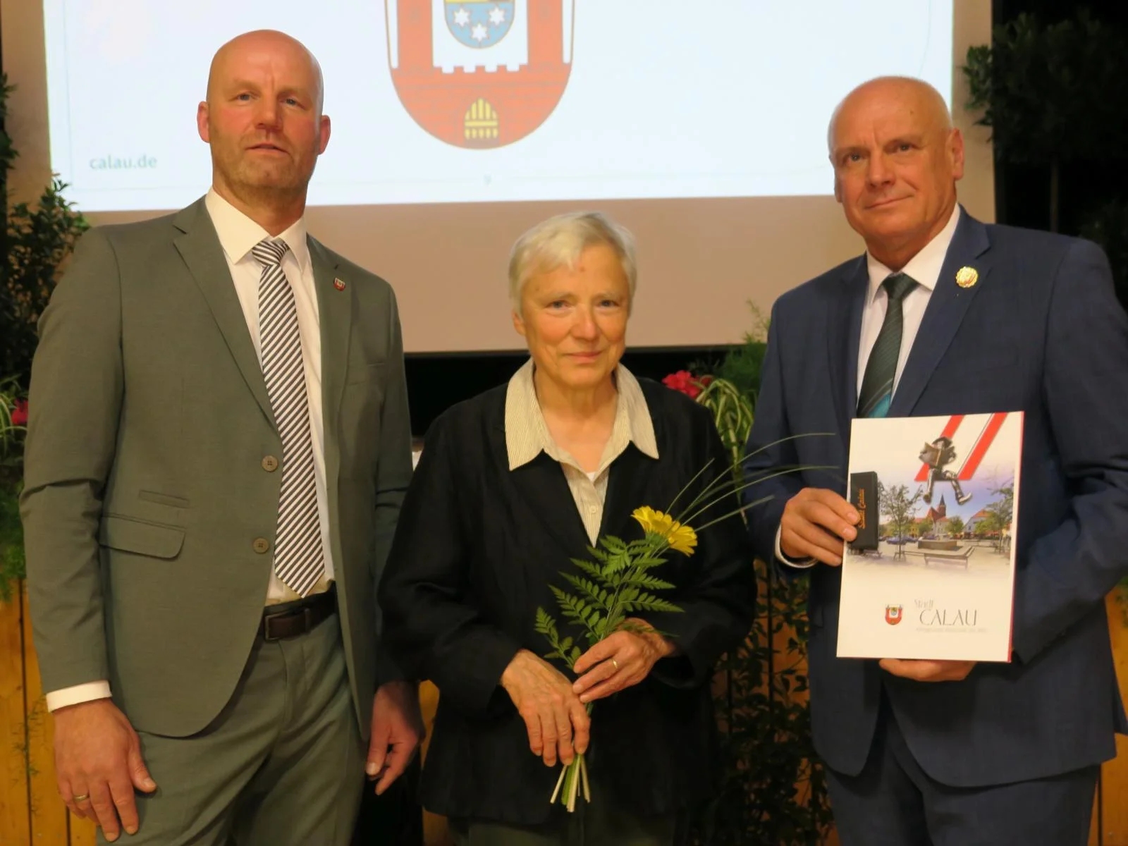 Bild: Ehrennadel in Gold für Martina Schmidt. Foto: Stadt Calau / Jan Hornhauer