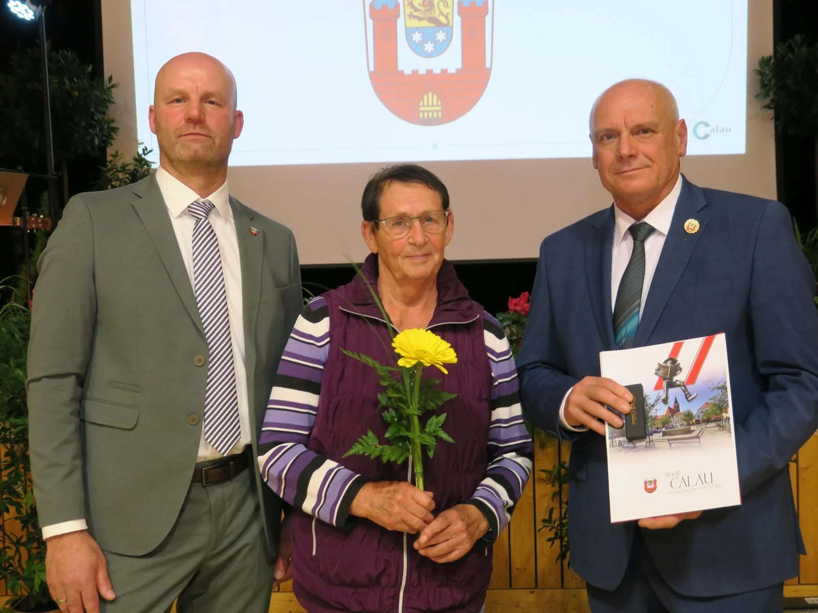 Bild: Ehrennadel in Gold für Elisabeth Bischoff. Foto: Stadt Calau / Jan Hornhauer