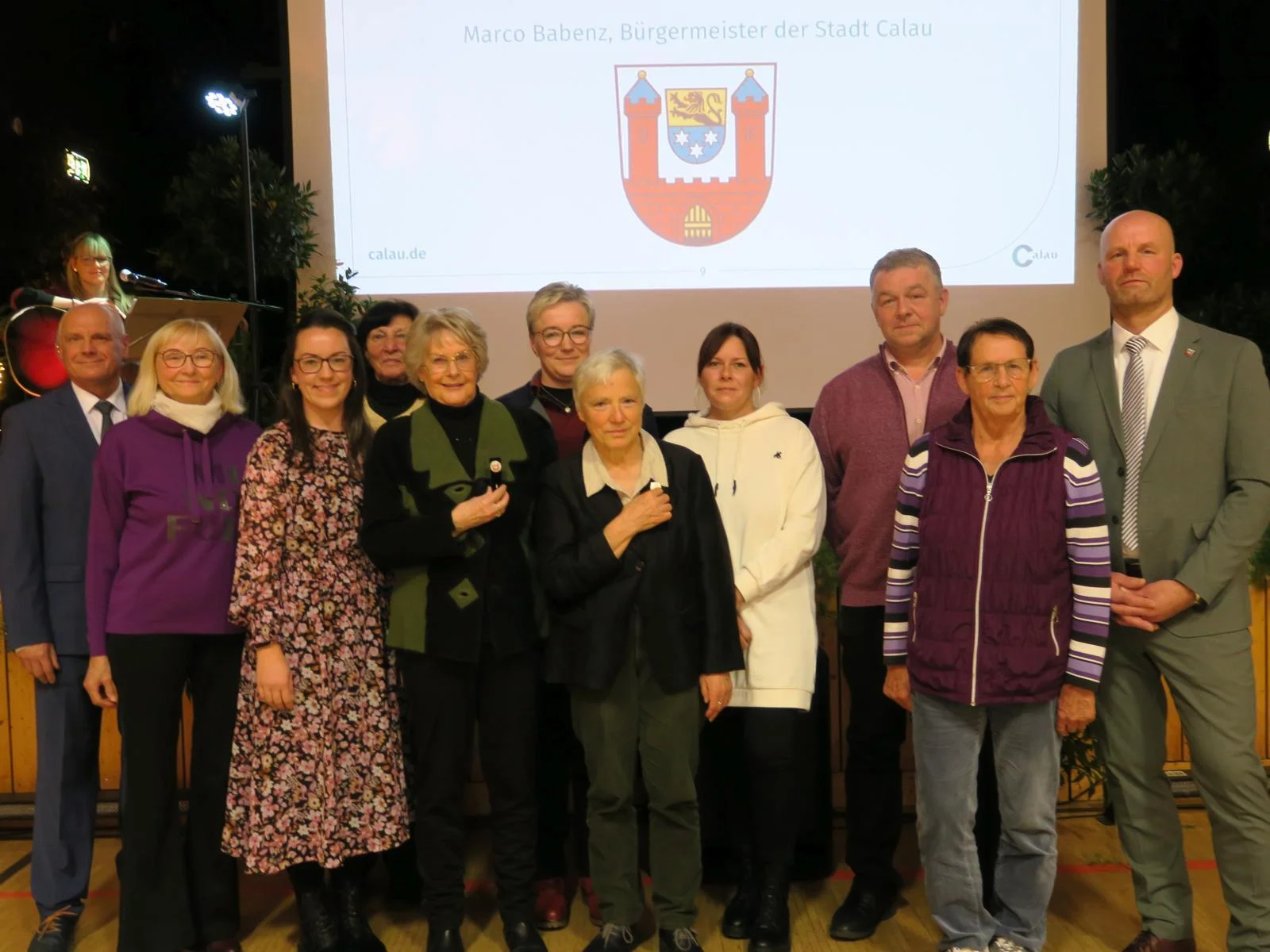 Bild: Die Ausgezeichneten Träger der Ehrennadel. Nicht im Bild: Hildburg Choritz (Bronze), Rosemarie Höfs (Bronze) sowie Frank Jakubasch (Silber). Foto: Stadt Calau / Jan Hornhauer