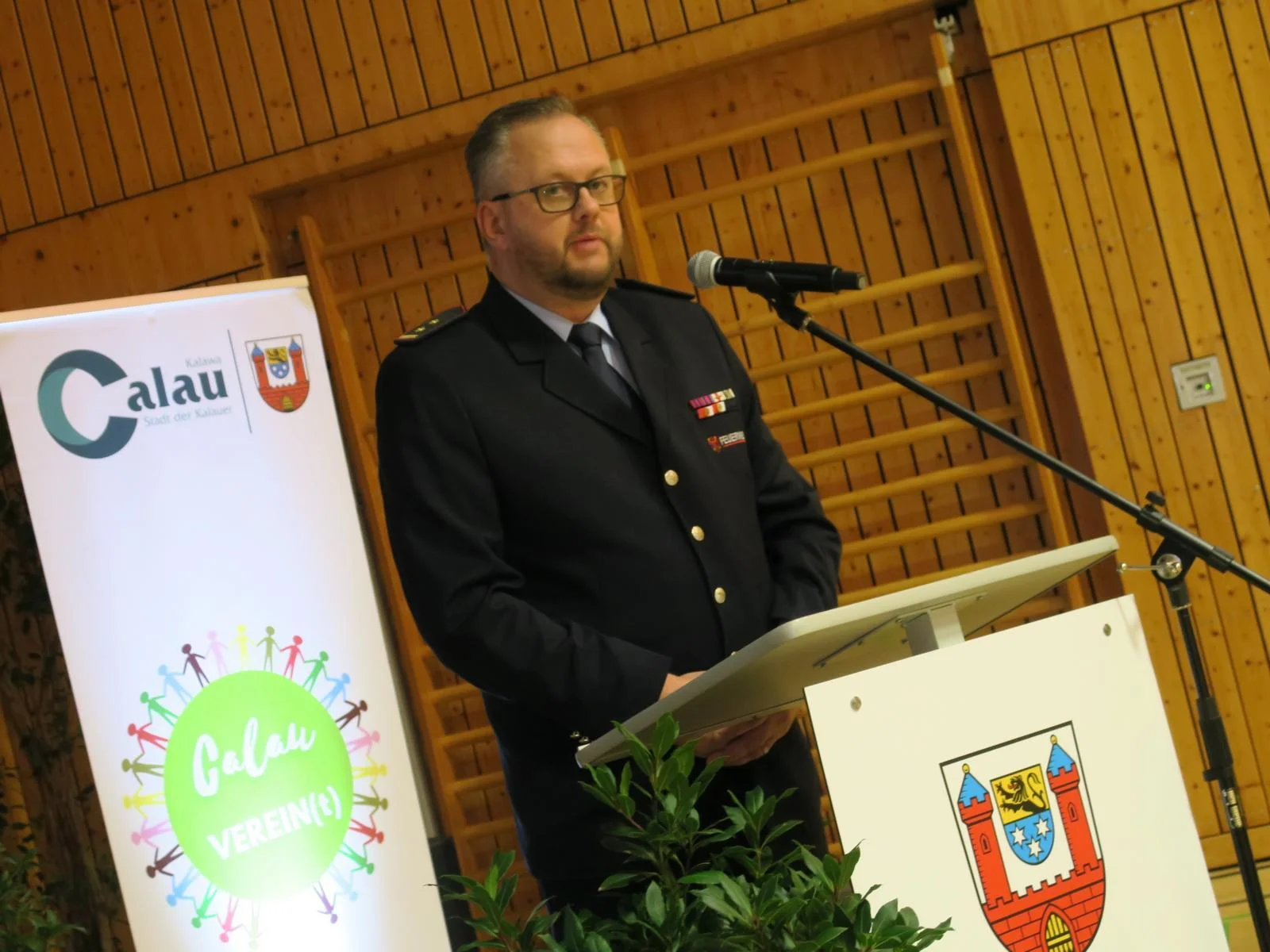 Bild: Stadtwehrführer Marco Pötsch bei seiner Rede. Foto: Stadt Calau / Jan Hornhauer