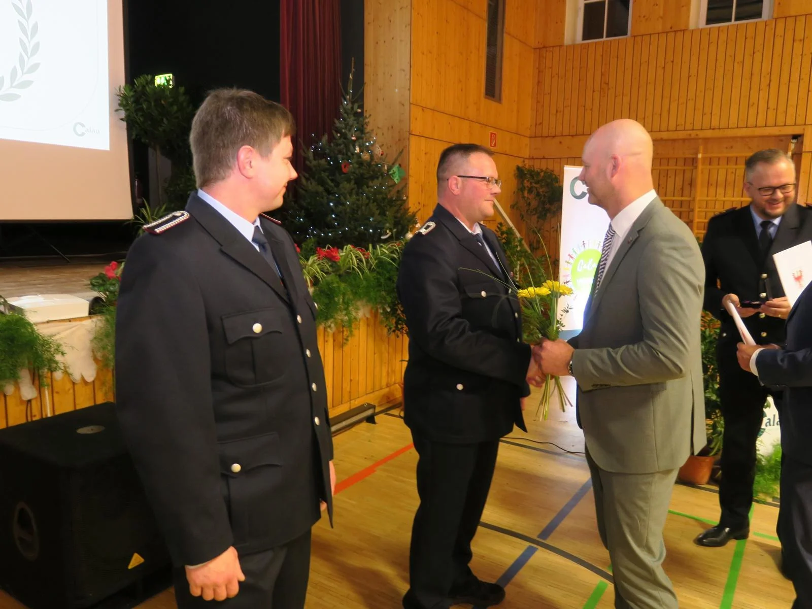 Bild: Auch der Bürgermeister gratulierte den verdienten Kameraden. Foto: Stadt Calau / Jan Hornhauer