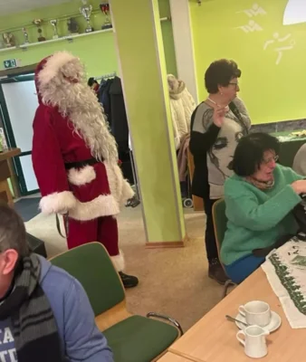 Der Weihnachtsmann besucht das Adventscaf&eacute;  (Bild vergr&ouml;&szlig;ern)