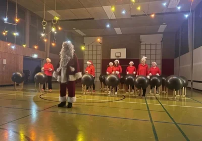 Der Weihnachtsmann er&ouml;ffnet die Power-Drummer Performance  (Bild vergr&ouml;&szlig;ern)