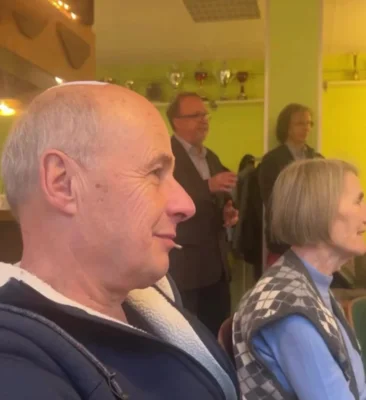 Gebannte Besucher  (Bild vergr&ouml;&szlig;ern)