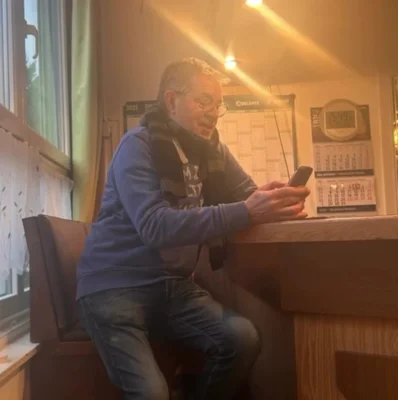 Werner R&uuml;menap beim Pr&uuml;fen seiner Nachrichten  (Bild vergr&ouml;&szlig;ern)
