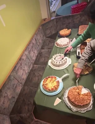 Noch ist leckerer Kuchen und verlockende Torte da...  (Bild vergr&ouml;&szlig;ern)