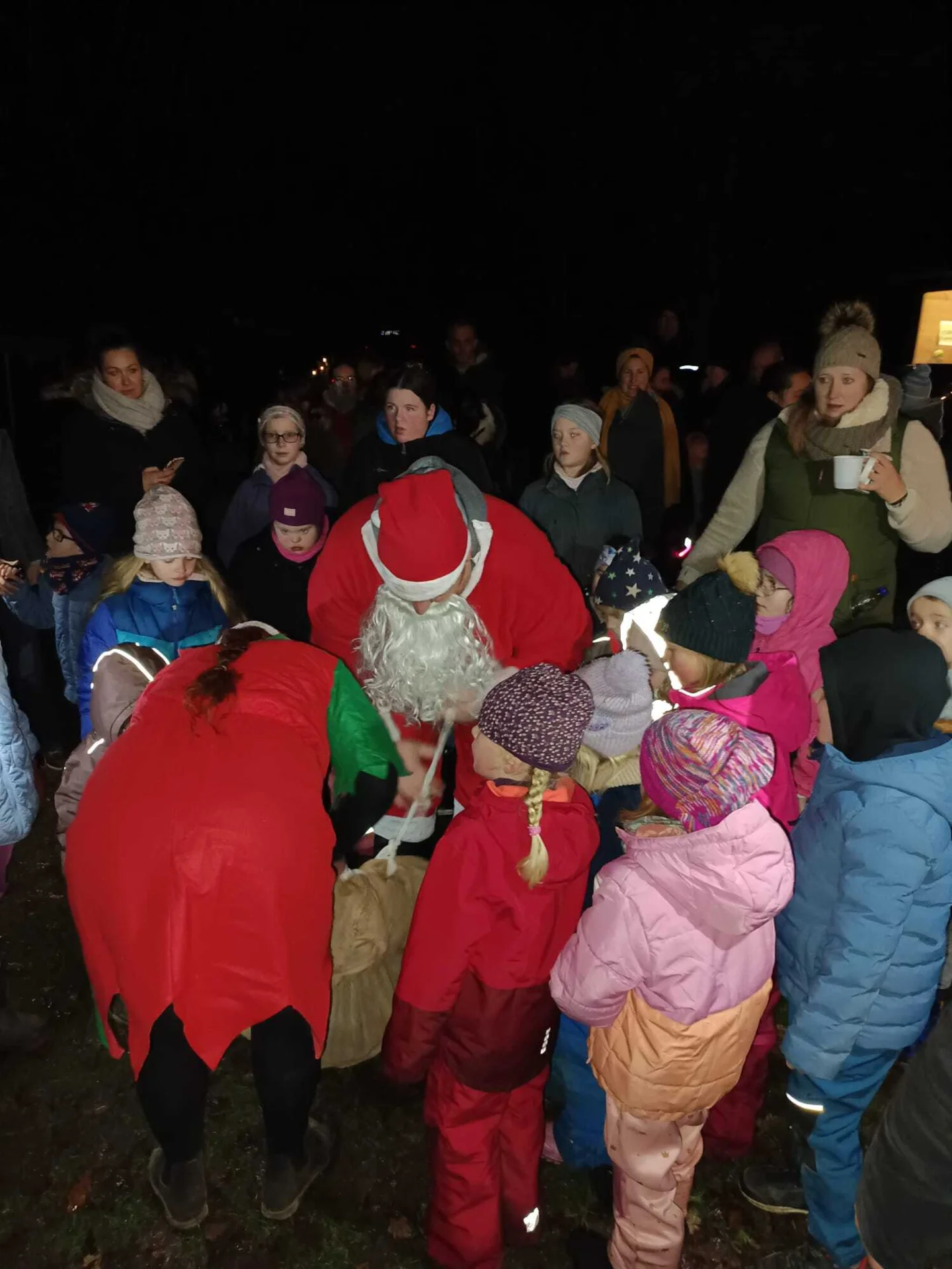 Bild: Leuchtende Kinderaugen belohnen Nikolaus und Helfer(innen)