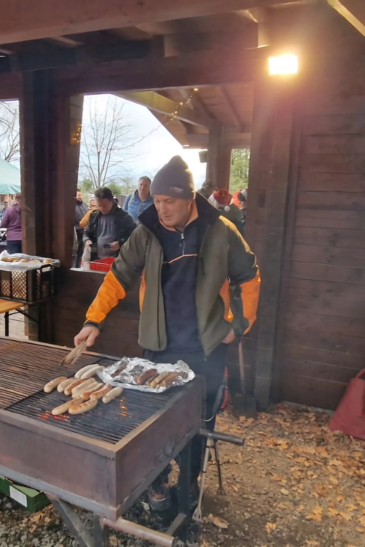 Bild: Frische Bratwurst vom Holzkohlengrill zur Stärkung