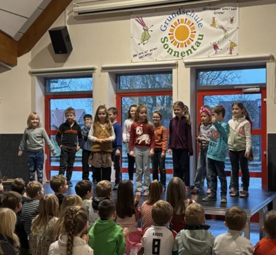 Foto des Albums: Adventssingen Klasse 2a und 2b