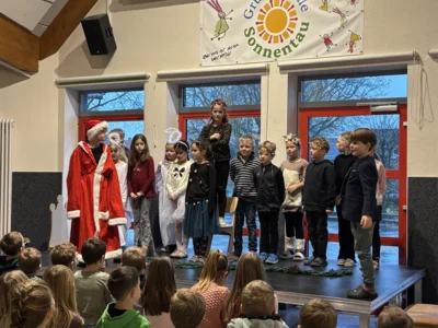 Foto des Albums: Adventssingen Klasse 2a und 2b