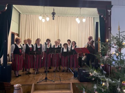 Breitenbacher Folkloregruppe mit stimmungsvollen, weihnachtlichem Programm  (Bild vergr&ouml;&szlig;ern)