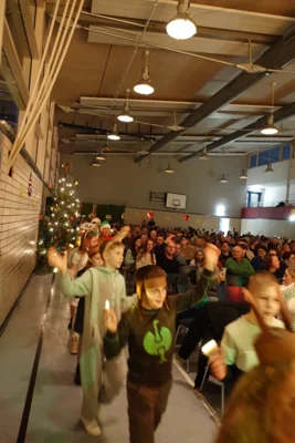 Foto des Albums: Traditionelle Weihnachtsfeier der Grundschule Ellenberg begeisterte Groß und Klein