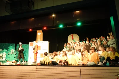 Foto des Albums: Traditionelle Weihnachtsfeier der Grundschule Ellenberg begeisterte Groß und Klein