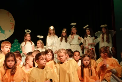 Foto des Albums: Traditionelle Weihnachtsfeier der Grundschule Ellenberg begeisterte Groß und Klein