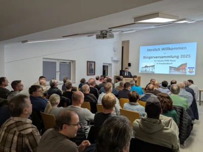 Zahlreiche B&uuml;rger waren am Donnerstagabend zur B&uuml;rgerversammlung im neuen Prackenbacher Feuerwehrhaus gekommen.  (Bild vergr&ouml;&szlig;ern)