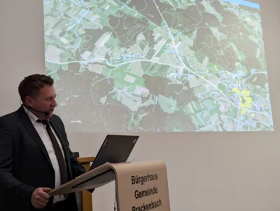 B&uuml;rgermeister Andreas Eckl berichtete von fl&auml;chendeckenden Glasfaseranschl&uuml;ssen im Rahmen des Breitbandausbaus.  (Bild vergr&ouml;&szlig;ern)